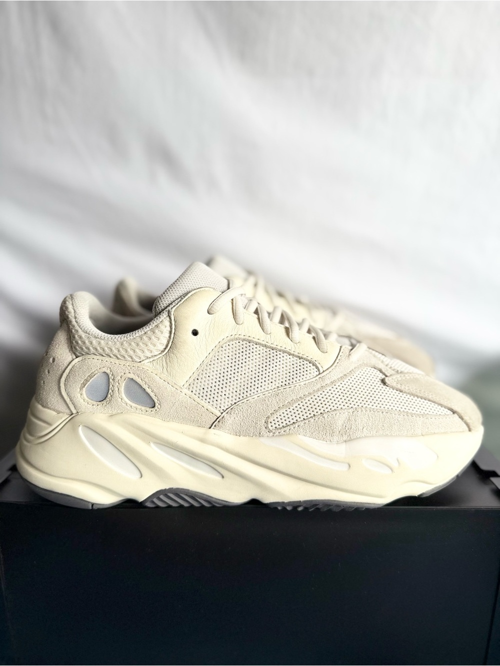 AUTHENTIC Adidas Yeezy Boost 700 Analog size 10 EG7596 2022 PRE-OWNED